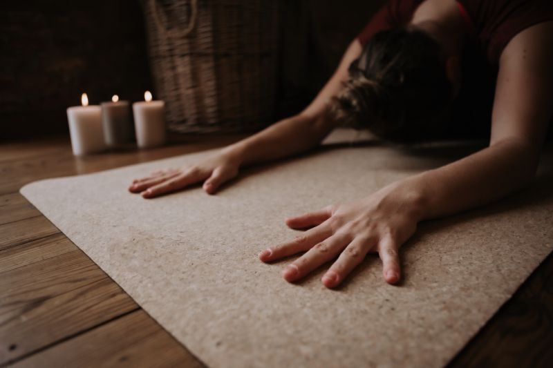 Hände auf Korkmatte – natürlicher Griff